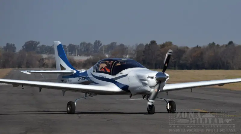 Cerca del primer vuelo del IA-100 pruebas de carreteo 30/07