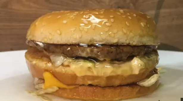 Mira Lo que pasa al vertir ácido sulfúrico en una Big Mac