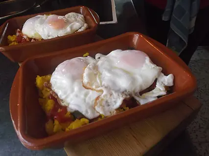 Arroz con huevos y wakame