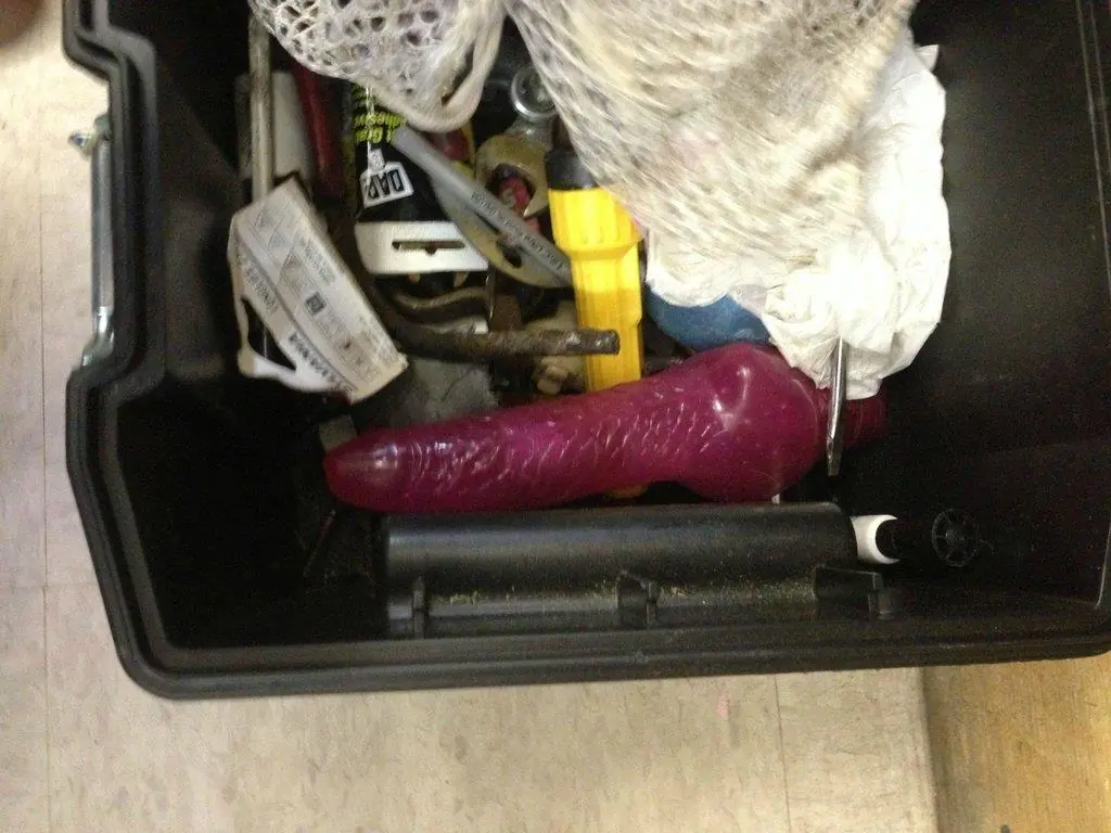 Una mina te enseña a reparar tu carro con un dildo