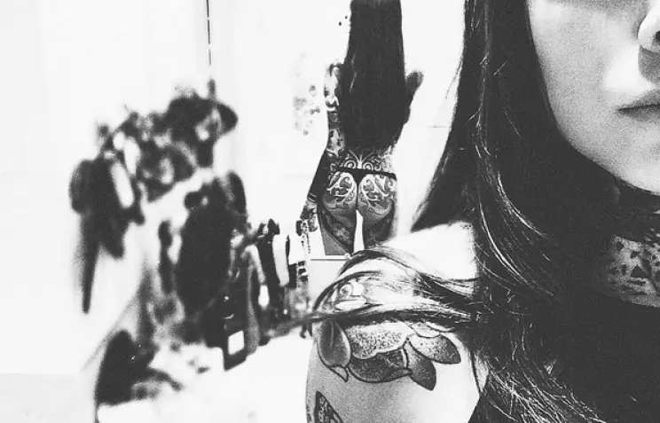 Cande Tinelli mostro su cola tatuada, le das???