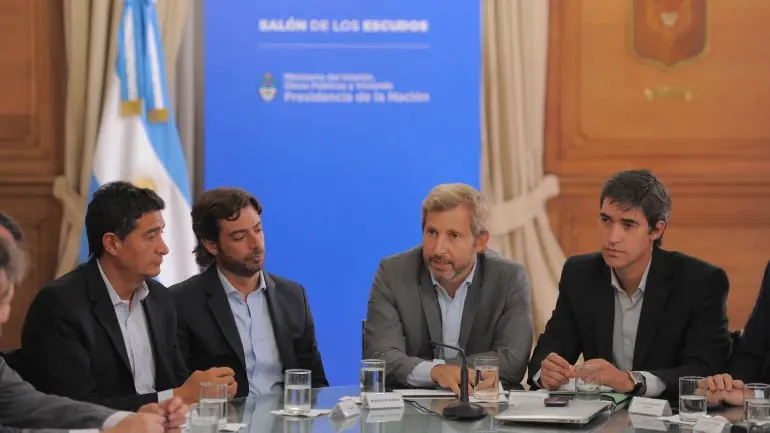 al lado de este