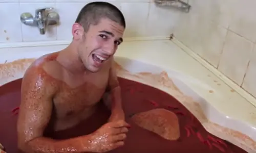 Se bañó en salsa picante y así quedó