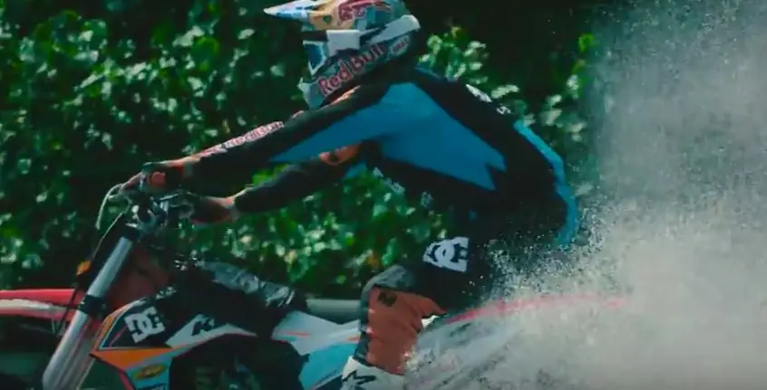 ¿Surfear con una moto terrestre es posible?, si señores