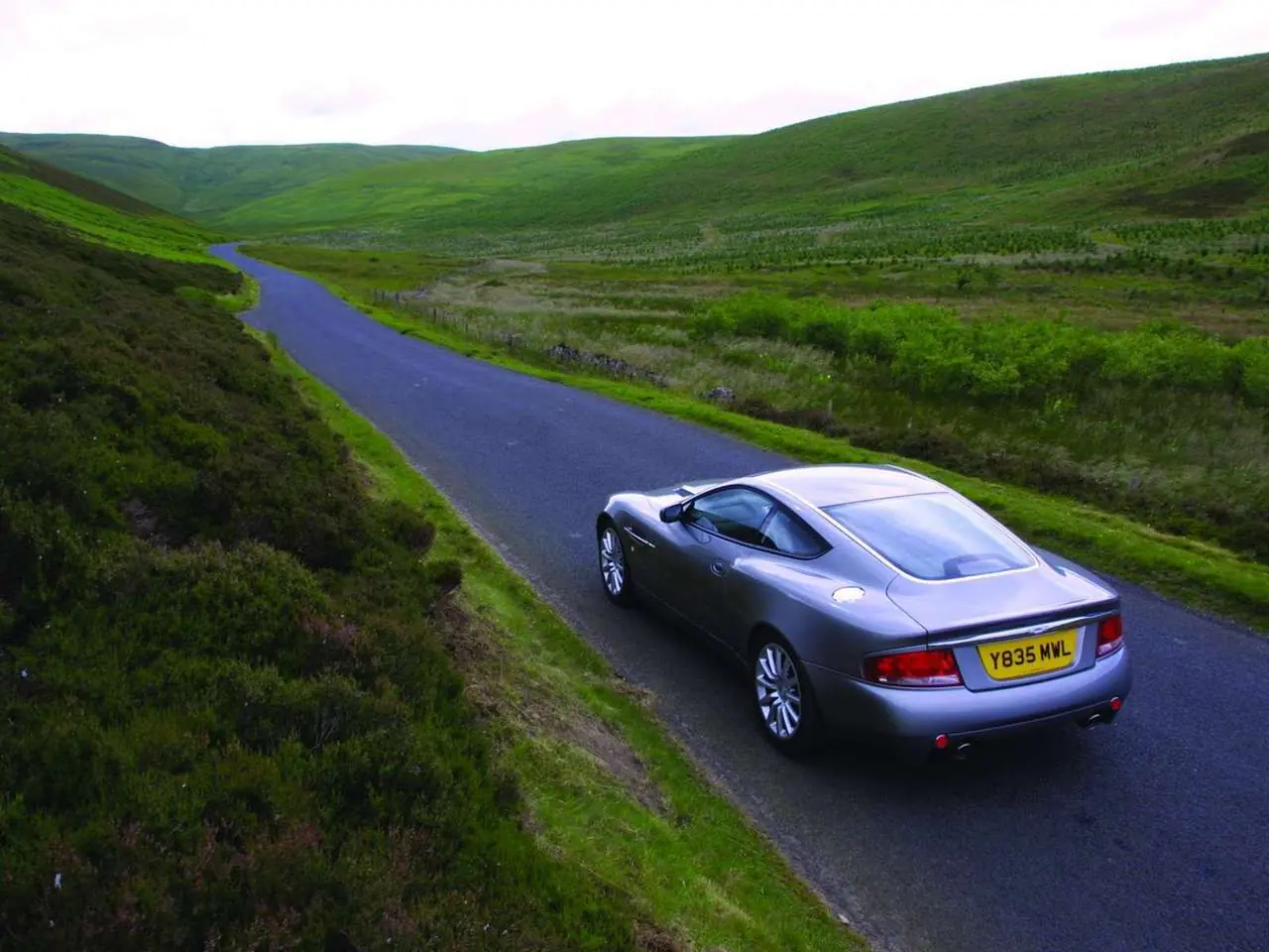 Aston Martin V12 Vanquish (2001) info+imagenes