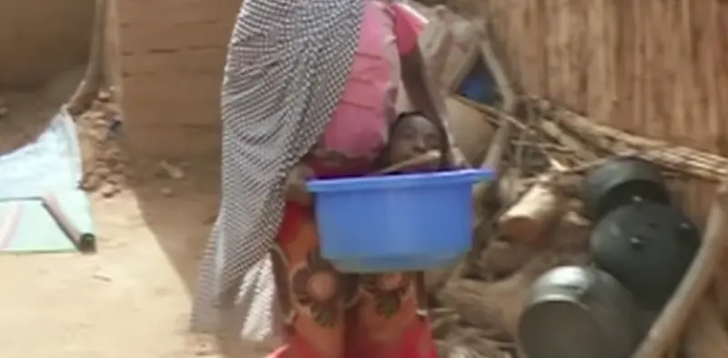 Increíble: Esta chica vive en un cubo de plastico