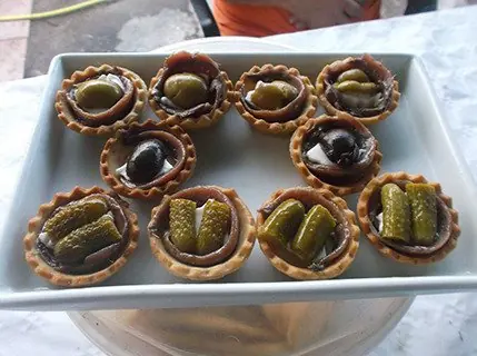 Tartaletas de queso y anchoas