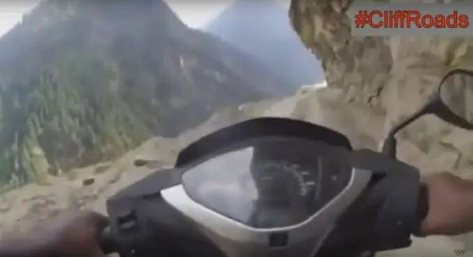 VIDEO: Una moto recorre el "camino más peligroso del mundo"