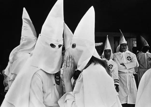 ¿Los racistas necesariamente son menos inteligentes?