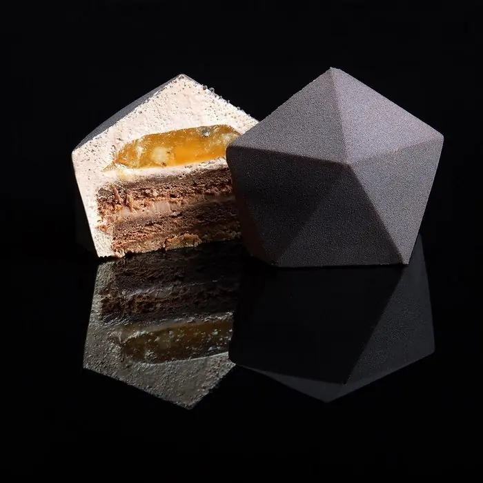 Una diseñadora de arquitectura cocina postres
