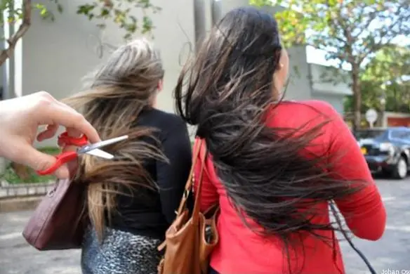 Un grupo denominados “los pirañas” roba el pelo a mujeres