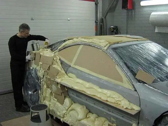 Hombre crea un auto de lujo a partir de chatarra