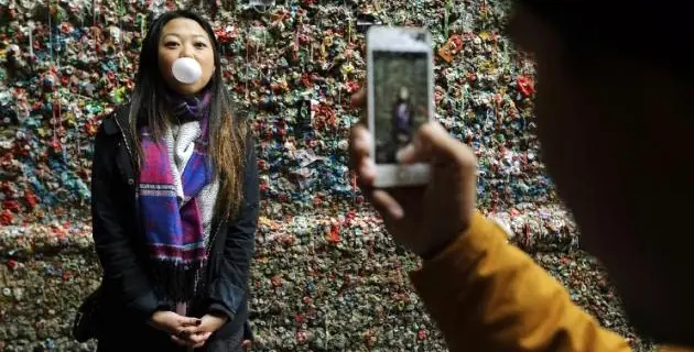 Retiran 1 millón de chicles de famoso muro en Seattle