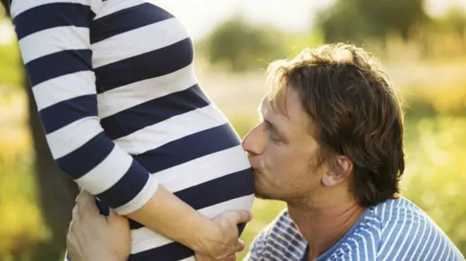 Por qué algunos hombres desarrollan síntomas de embarazo
