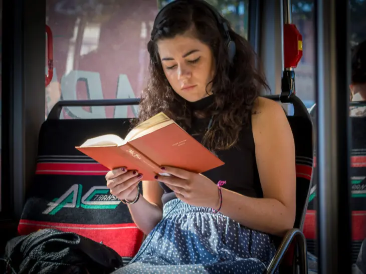 En este país puedes viajar gratis. Si vas leyendo un libro