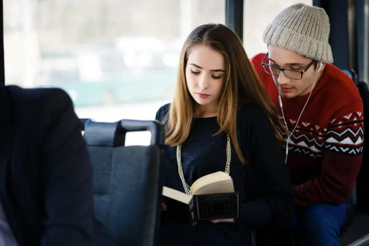 En este país puedes viajar gratis… Si vas leyendo un libro