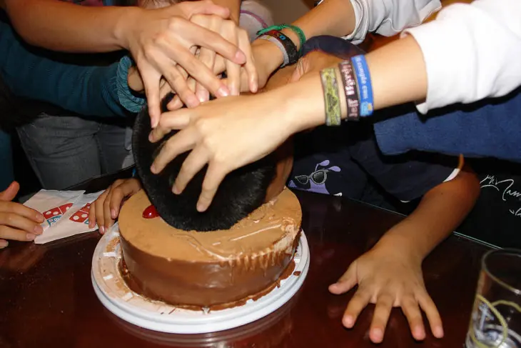Cosas hogareñas con las que todo latino creció jamás olvidar