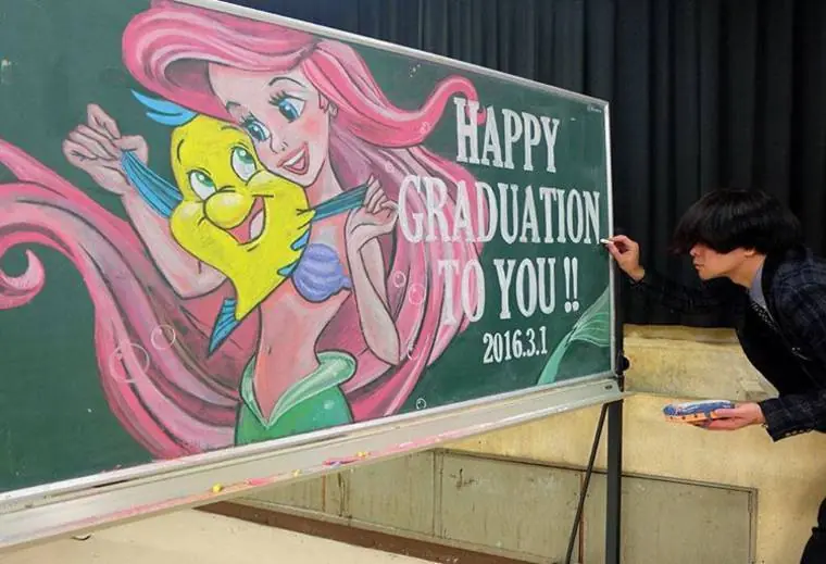 Profesor japones recrea obras de arte en el pizarron