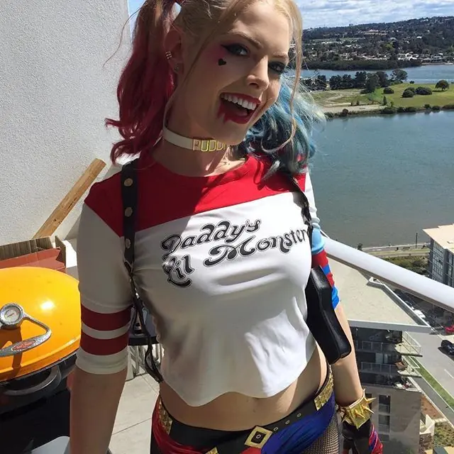 Tiene 22 años y es la única réplica exacta de Margot Robbie.