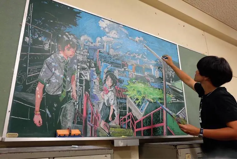 Profesor japones recrea obras de arte en el pizarron Profesor japones recrea obras de arte en el pizarron