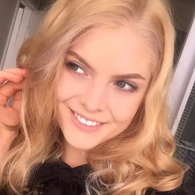 Tiene 22 años y es la única réplica exacta de Margot Robbie.
