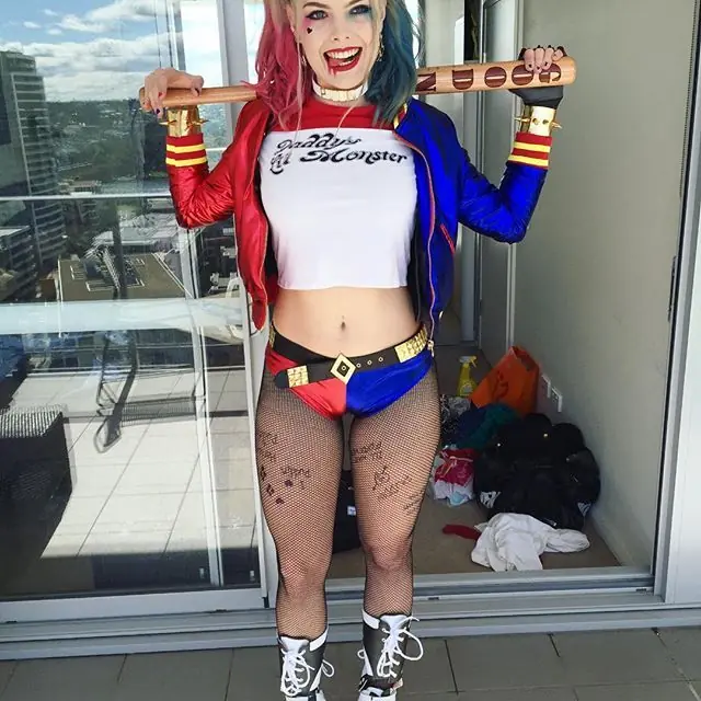 Tiene 22 años y es la única réplica exacta de Margot Robbie.