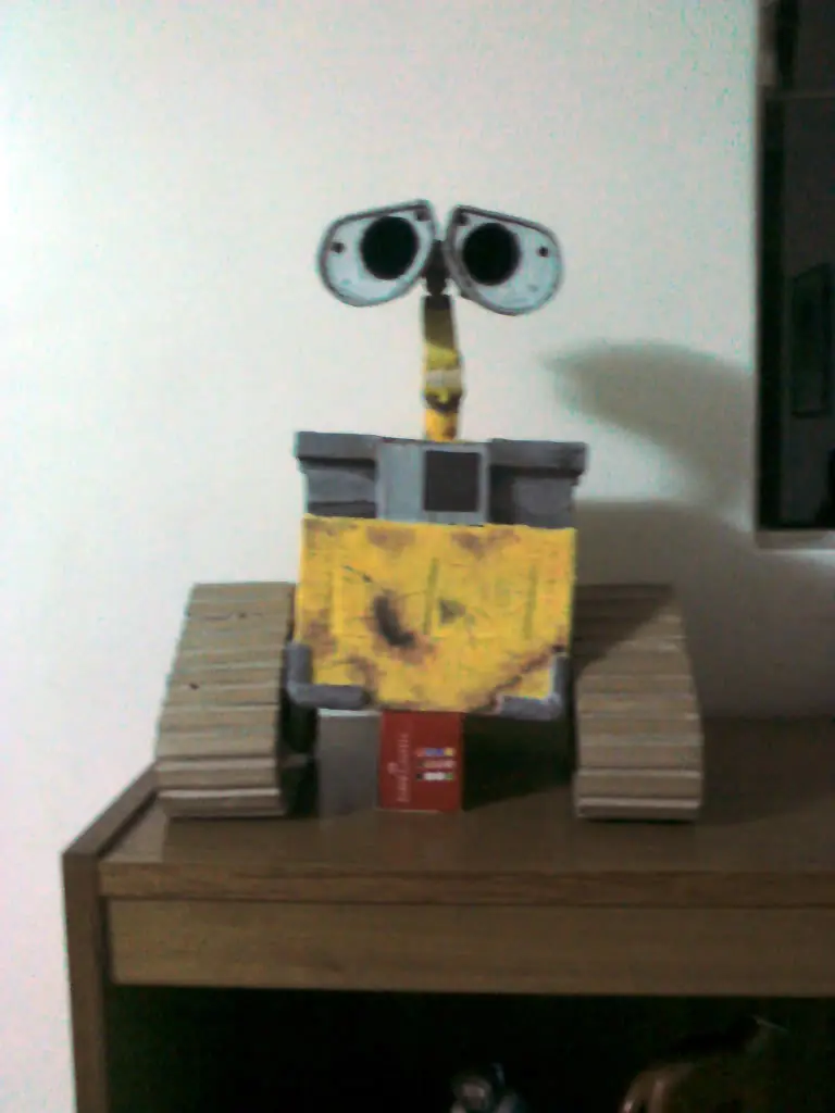 Wall-E hecho de cartón (Terminado)