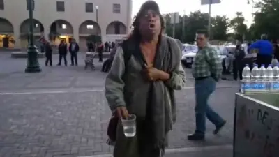Increíble: un vagabundo canta como Juan Gabriel