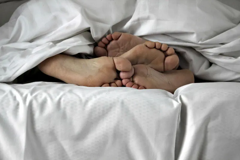 Parejas que duermen juntas.