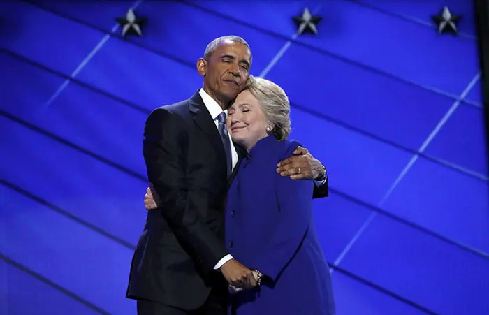 Abrazo de Hillary y Obama provoca épica batalla de photoshop