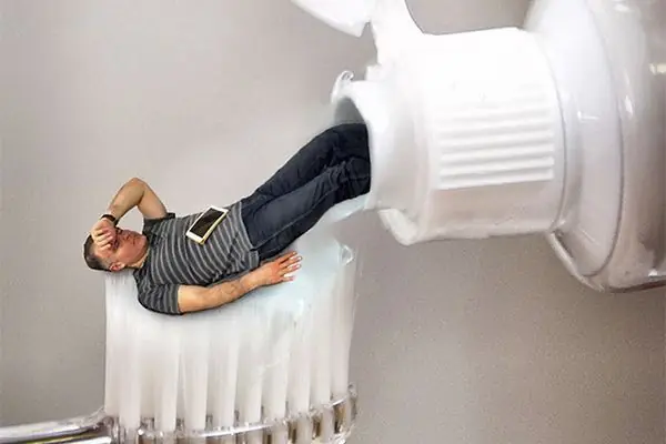 Se quedó dormido y sus empleados lo llenaron de memes