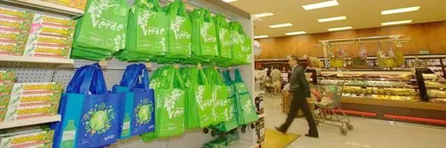 Algunos súper de la capital dejaron de dar bolsas plásticas