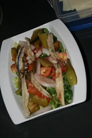Ensalada de verduras y boquerones