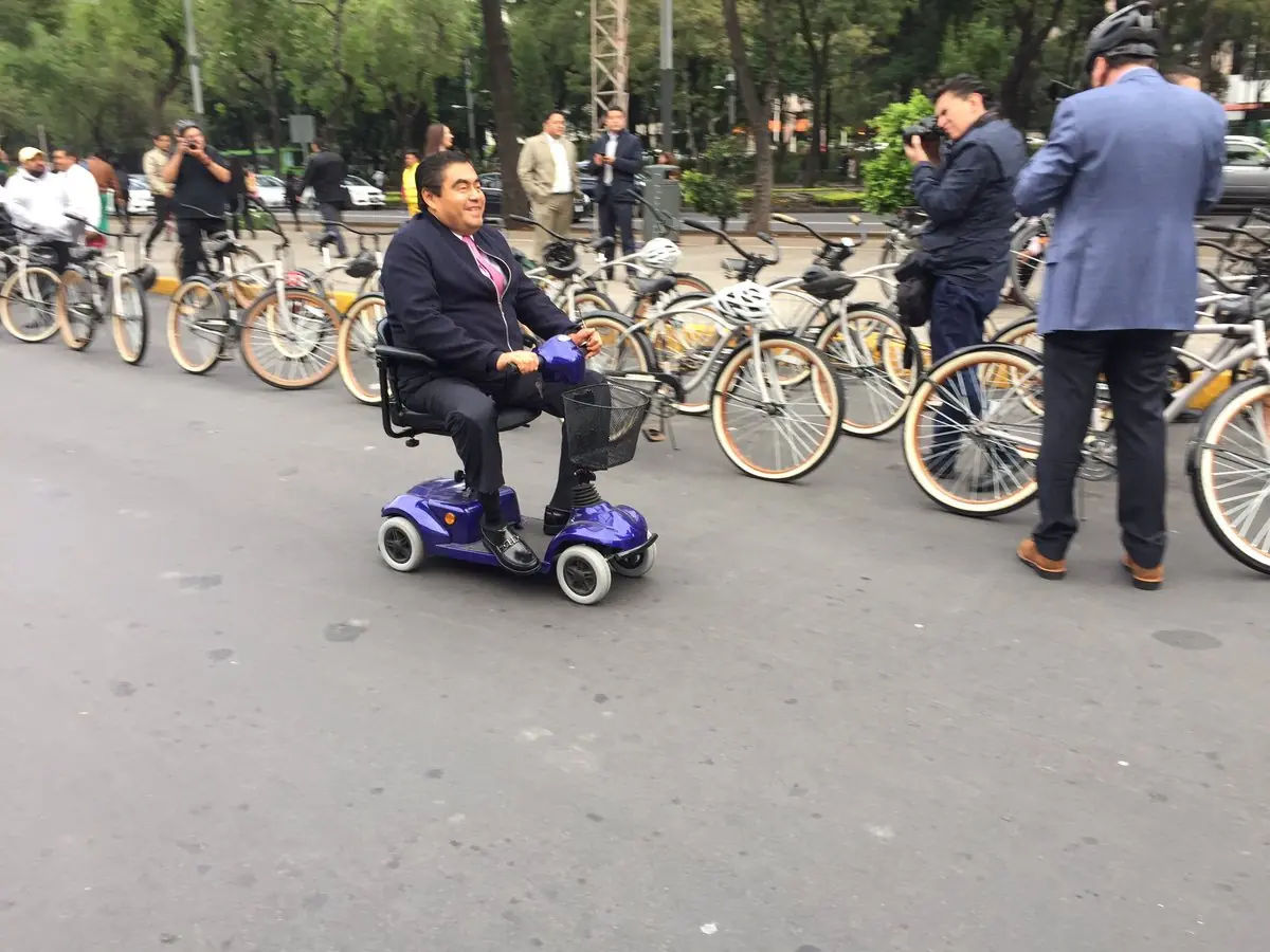 Politico va en scooter eléctrico e Internet lo Trollea