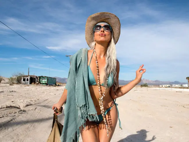 Tiene 60 años es modelo y es más sexy que muchas veintañeras