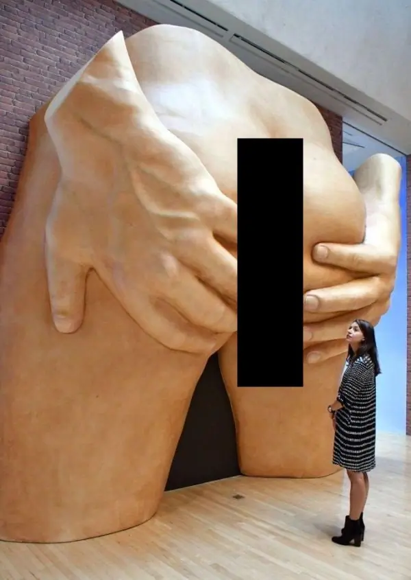 Enorme culo como obra de arte moderno
