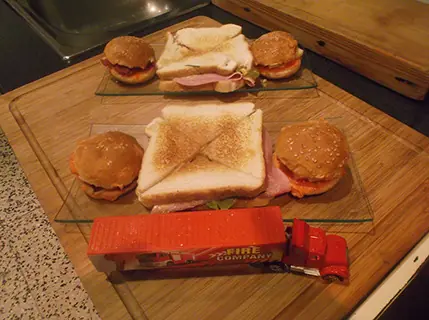 Triangulos de tostadas de jamón dulce con mini hamburguesas