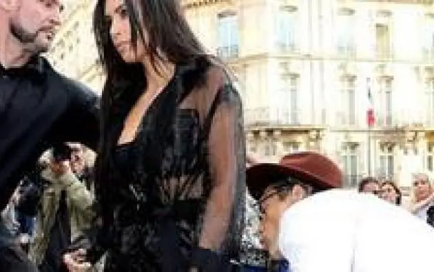 Acosador beso el trasero de KIM KARDASHIAN.