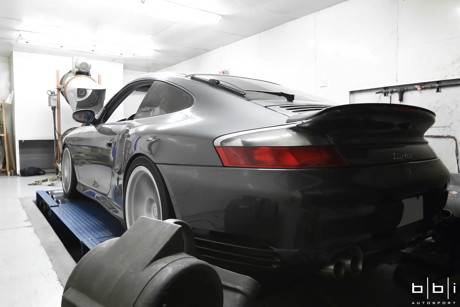911