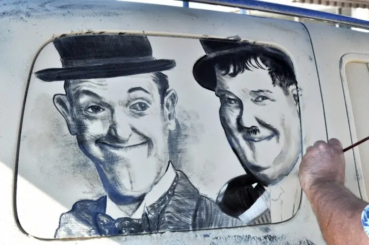 Artista realiza obras de arte en parabrisas sucios