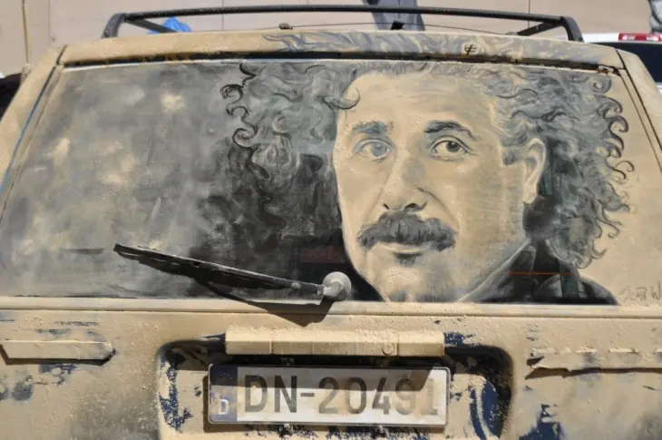 Artista realiza obras de arte en parabrisas sucios