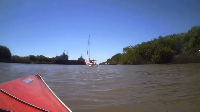 Aplastado por dos barcos cuando sacaba fotos desde un kayak