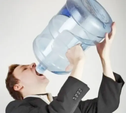 Problemas: beber más agua de la cuenta (2-3 litros o mas)