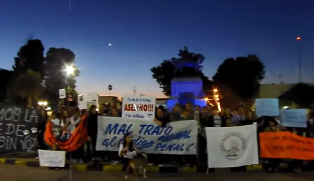 Uruguay: sanduceros marcha contra maltrato animal