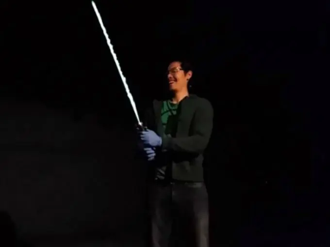 Este fan Japones creó un lightsaber letal de verdad