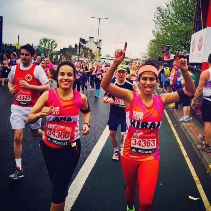 Mujer corrió un maratón sin su tampón para...