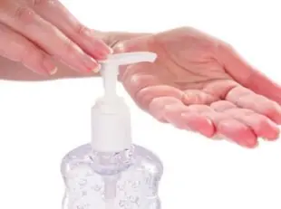 Por qué deberías dejar de usar gel desinfectante para manos