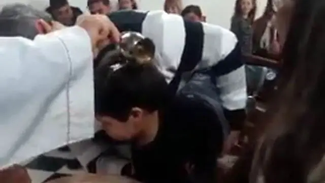 Un niño insulta al cura que lo estaba bautizando