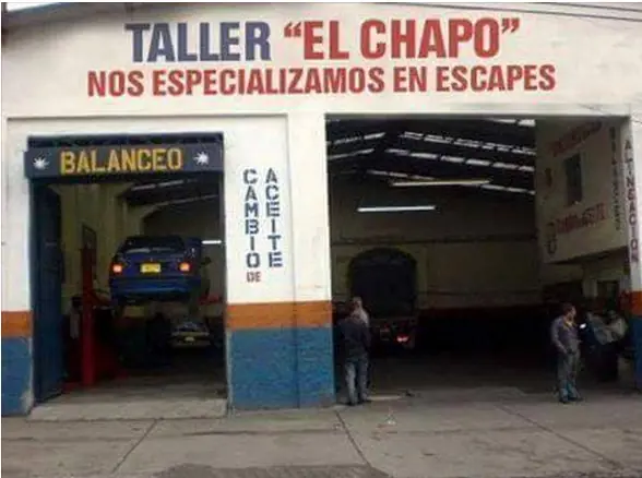 aburrido pasa y reie un poco