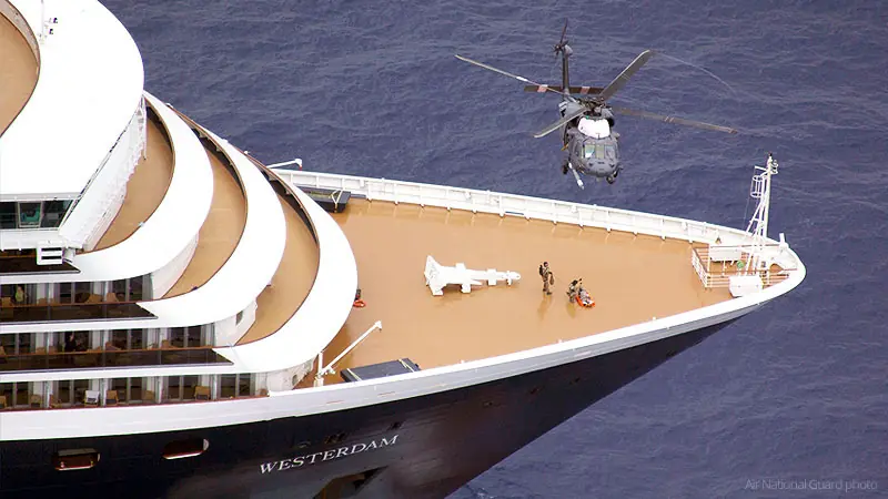 Como es el rescate de un pasajero de un barco de crucero